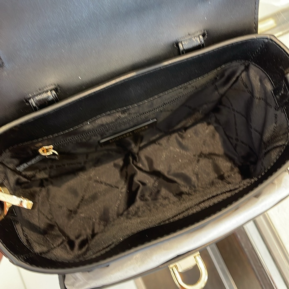MICHAEL KORS
Manhattan Medium TH SCHOOL Crackled Metallic Leather SATCHEL
Black - Picture 7 of 16
